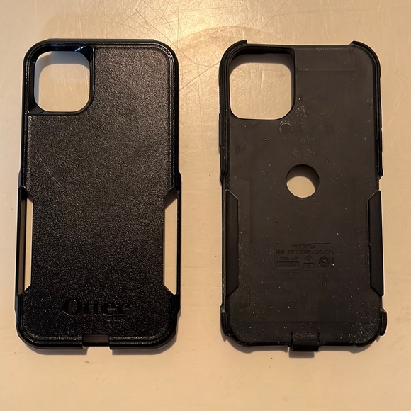 iPhone 11 otterbox case - Picture 3 of 4